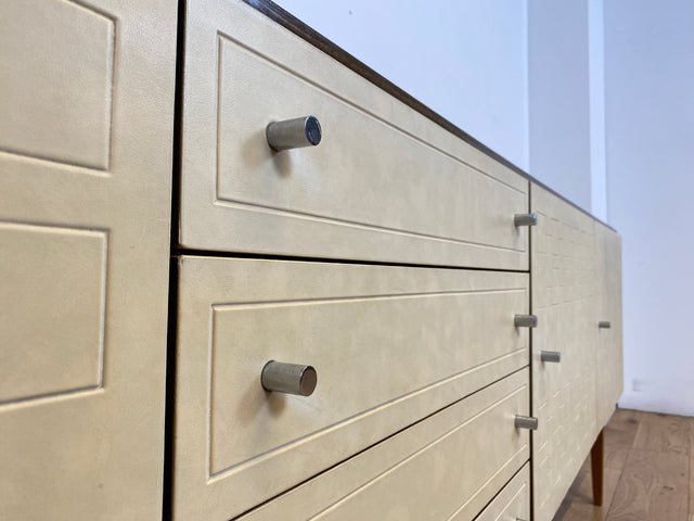 WMK # Stilvolles und gut erhaltenes 244cm langes 70er Jahre Sideboard mit Schubladen und eleganten kunststoffbesch. weißen Fronten # Kommode TV-Lowboard Anrichte TV-Bank Mid-Century Space-Age Vintage