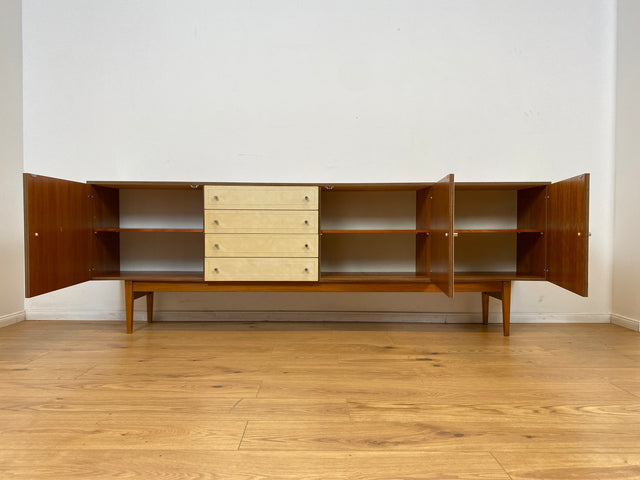 WMK # Stilvolles und gut erhaltenes 244cm langes 70er Jahre Sideboard mit Schubladen und eleganten kunststoffbesch. weißen Fronten # Kommode TV-Lowboard Anrichte TV-Bank Mid-Century Space-Age Vintage