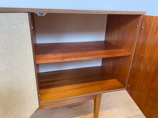 WMK # Stilvolles und gut erhaltenes 244cm langes 70er Jahre Sideboard mit Schubladen und eleganten kunststoffbesch. weißen Fronten # Kommode TV-Lowboard Anrichte TV-Bank Mid-Century Space-Age Vintage