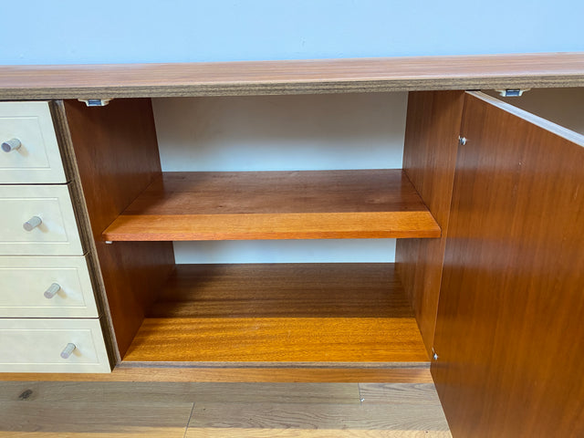 WMK # Stilvolles und gut erhaltenes 244cm langes 70er Jahre Sideboard mit Schubladen und eleganten kunststoffbesch. weißen Fronten # Kommode TV-Lowboard Anrichte TV-Bank Mid-Century Space-Age Vintage