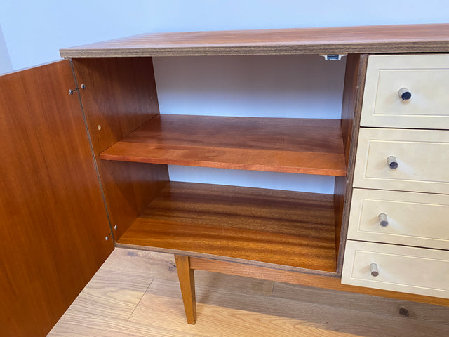 WMK # Stilvolles und gut erhaltenes 244cm langes 70er Jahre Sideboard mit Schubladen und eleganten kunststoffbesch. weißen Fronten # Kommode TV-Lowboard Anrichte TV-Bank Mid-Century Space-Age Vintage