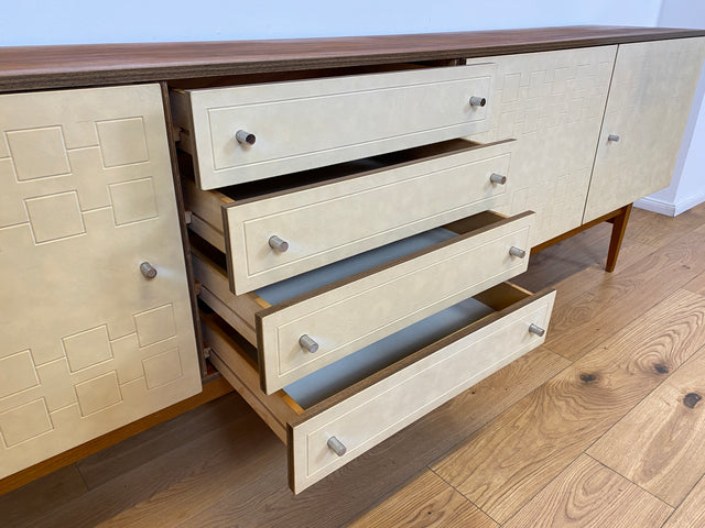 WMK # Stilvolles und gut erhaltenes 244cm langes 70er Jahre Sideboard mit Schubladen und eleganten kunststoffbesch. weißen Fronten # Kommode TV-Lowboard Anrichte TV-Bank Mid-Century Space-Age Vintage