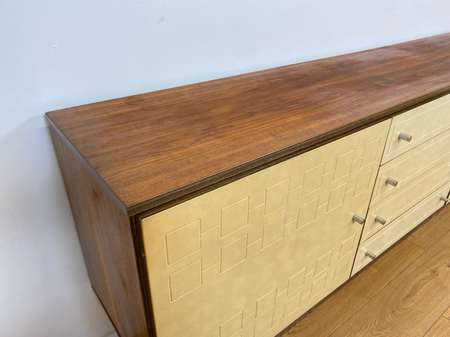 WMK # Stilvolles und gut erhaltenes 244cm langes 70er Jahre Sideboard mit Schubladen und eleganten kunststoffbesch. weißen Fronten # Kommode TV-Lowboard Anrichte TV-Bank Mid-Century Space-Age Vintage