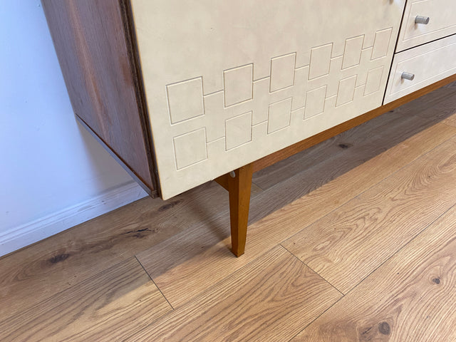 WMK # Stilvolles und gut erhaltenes 244cm langes 70er Jahre Sideboard mit Schubladen und eleganten kunststoffbesch. weißen Fronten # Kommode TV-Lowboard Anrichte TV-Bank Mid-Century Space-Age Vintage