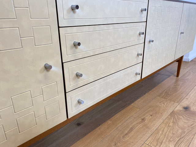 WMK # Stilvolles und gut erhaltenes 244cm langes 70er Jahre Sideboard mit Schubladen und eleganten kunststoffbesch. weißen Fronten # Kommode TV-Lowboard Anrichte TV-Bank Mid-Century Space-Age Vintage