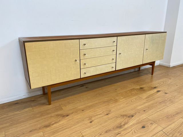 WMK # Stilvolles und gut erhaltenes 244cm langes 70er Jahre Sideboard mit Schubladen und eleganten kunststoffbesch. weißen Fronten # Kommode TV-Lowboard Anrichte TV-Bank Mid-Century Space-Age Vintage