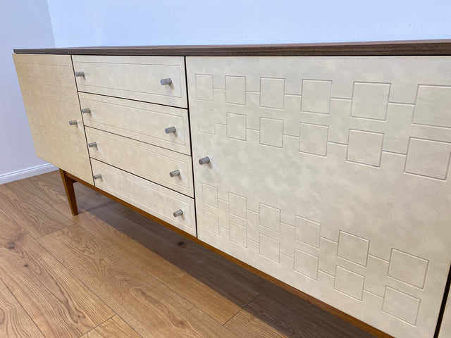 WMK # Stilvolles und gut erhaltenes 244cm langes 70er Jahre Sideboard mit Schubladen und eleganten kunststoffbesch. weißen Fronten # Kommode TV-Lowboard Anrichte TV-Bank Mid-Century Space-Age Vintage