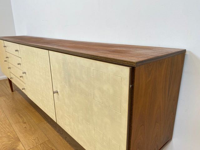 WMK # Stilvolles und gut erhaltenes 244cm langes 70er Jahre Sideboard mit Schubladen und eleganten kunststoffbesch. weißen Fronten # Kommode TV-Lowboard Anrichte TV-Bank Mid-Century Space-Age Vintage
