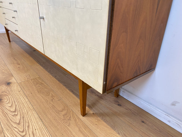 WMK # Stilvolles und gut erhaltenes 244cm langes 70er Jahre Sideboard mit Schubladen und eleganten kunststoffbesch. weißen Fronten # Kommode TV-Lowboard Anrichte TV-Bank Mid-Century Space-Age Vintage