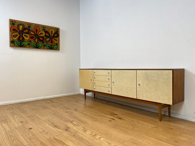 WMK # Stilvolles und gut erhaltenes 244cm langes 70er Jahre Sideboard mit Schubladen und eleganten kunststoffbesch. weißen Fronten # Kommode TV-Lowboard Anrichte TV-Bank Mid-Century Space-Age Vintage