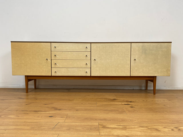 WMK # Stilvolles und gut erhaltenes 244cm langes 70er Jahre Sideboard mit Schubladen und eleganten kunststoffbesch. weißen Fronten # Kommode TV-Lowboard Anrichte TV-Bank Mid-Century Space-Age Vintage