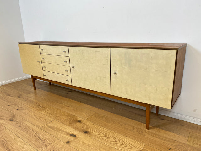 WMK # Stilvolles und gut erhaltenes 244cm langes 70er Jahre Sideboard mit Schubladen und eleganten kunststoffbesch. weißen Fronten # Kommode TV-Lowboard Anrichte TV-Bank Mid-Century Space-Age Vintage
