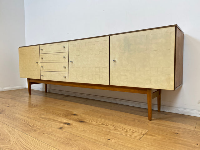 WMK # Stilvolles und gut erhaltenes 244cm langes 70er Jahre Sideboard mit Schubladen und eleganten kunststoffbesch. weißen Fronten # Kommode TV-Lowboard Anrichte TV-Bank Mid-Century Space-Age Vintage