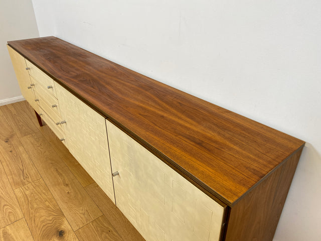 WMK # Stilvolles und gut erhaltenes 244cm langes 70er Jahre Sideboard mit Schubladen und eleganten kunststoffbesch. weißen Fronten # Kommode TV-Lowboard Anrichte TV-Bank Mid-Century Space-Age Vintage