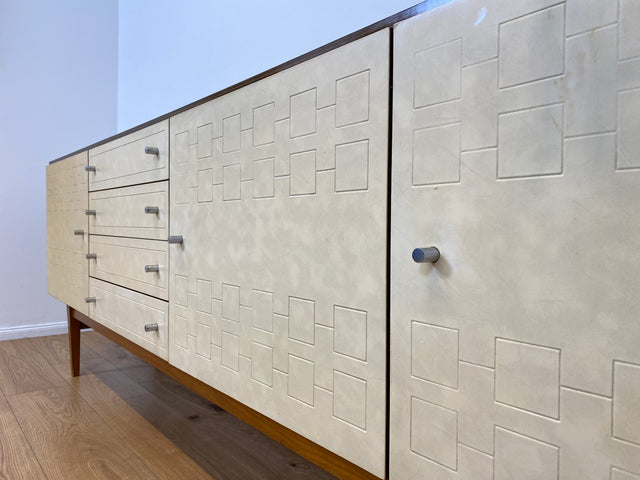 WMK # Stilvolles und gut erhaltenes 244cm langes 70er Jahre Sideboard mit Schubladen und eleganten kunststoffbesch. weißen Fronten # Kommode TV-Lowboard Anrichte TV-Bank Mid-Century Space-Age Vintage