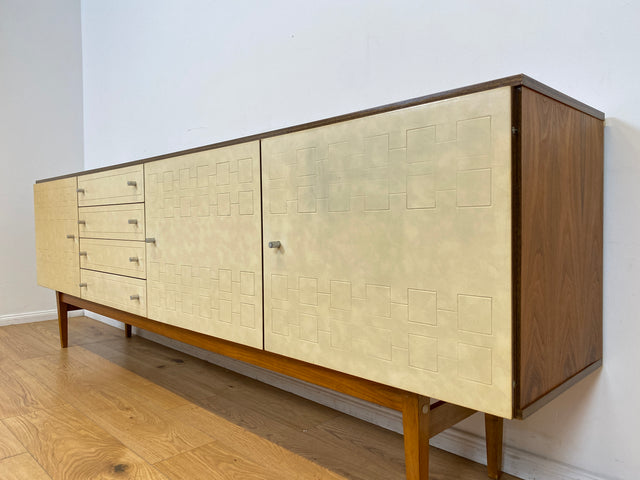 WMK # Stilvolles und gut erhaltenes 244cm langes 70er Jahre Sideboard mit Schubladen und eleganten kunststoffbesch. weißen Fronten # Kommode TV-Lowboard Anrichte TV-Bank Mid-Century Space-Age Vintage