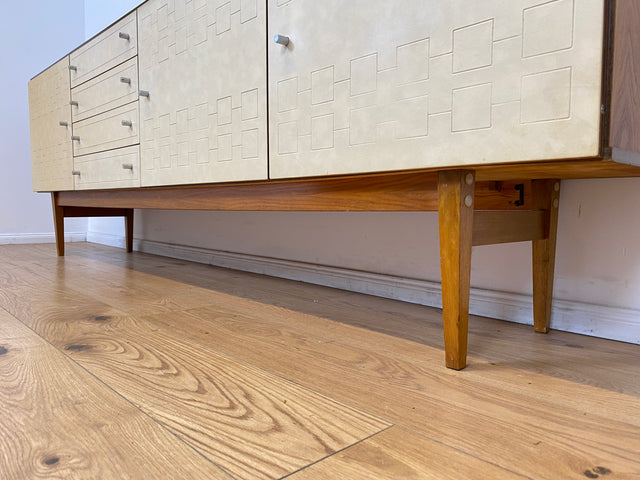 WMK # Stilvolles und gut erhaltenes 244cm langes 70er Jahre Sideboard mit Schubladen und eleganten kunststoffbesch. weißen Fronten # Kommode TV-Lowboard Anrichte TV-Bank Mid-Century Space-Age Vintage