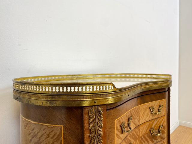 WMK # 1/2 Edle kleine 30er Jahre Kommode im Louis XV Stil mit Intarsien, Marmor & Messing # Nachttisch Nachtkommode Nachtschrank Beistelltisch Boulle Kingswood Bedside Chest Barock Rokoko XVI Vintage