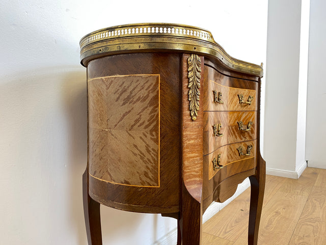 WMK # 1/2 Edle kleine 30er Jahre Kommode im Louis XV Stil mit Intarsien, Marmor & Messing # Nachttisch Nachtkommode Nachtschrank Beistelltisch Boulle Kingswood Bedside Chest Barock Rokoko XVI Vintage