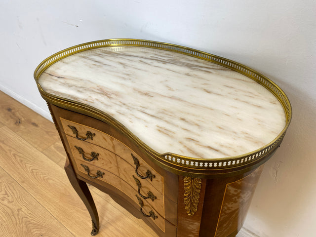 WMK # 1/2 Edle kleine 30er Jahre Kommode im Louis XV Stil mit Intarsien, Marmor & Messing # Nachttisch Nachtkommode Nachtschrank Beistelltisch Boulle Kingswood Bedside Chest Barock Rokoko XVI Vintage