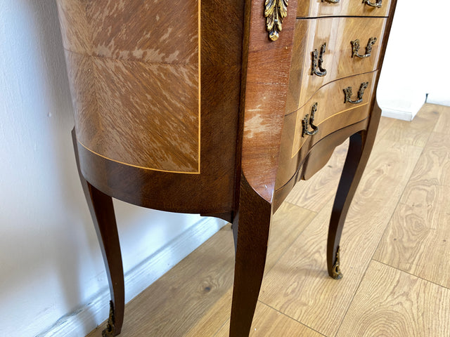 WMK # 1/2 Edle kleine 30er Jahre Kommode im Louis XV Stil mit Intarsien, Marmor & Messing # Nachttisch Nachtkommode Nachtschrank Beistelltisch Boulle Kingswood Bedside Chest Barock Rokoko XVI Vintage