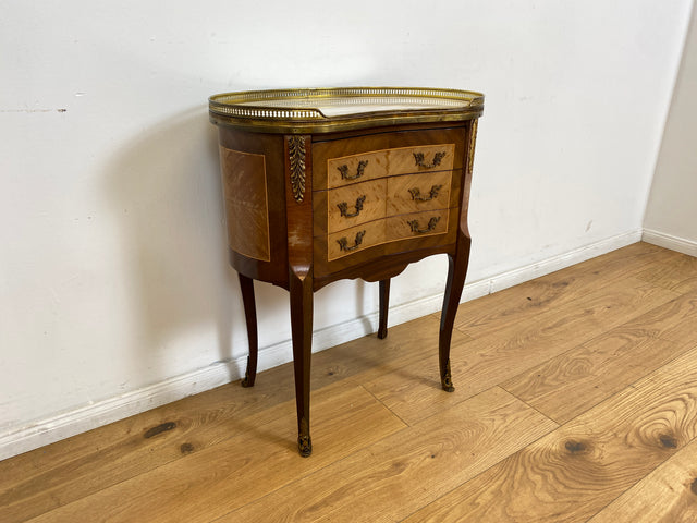 WMK # 1/2 Edle kleine 30er Jahre Kommode im Louis XV Stil mit Intarsien, Marmor & Messing # Nachttisch Nachtkommode Nachtschrank Beistelltisch Boulle Kingswood Bedside Chest Barock Rokoko XVI Vintage