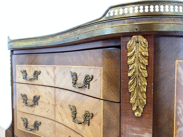 WMK # 1/2 Edle kleine 30er Jahre Kommode im Louis XV Stil mit Intarsien, Marmor & Messing # Nachttisch Nachtkommode Nachtschrank Beistelltisch Boulle Kingswood Bedside Chest Barock Rokoko XVI Vintage