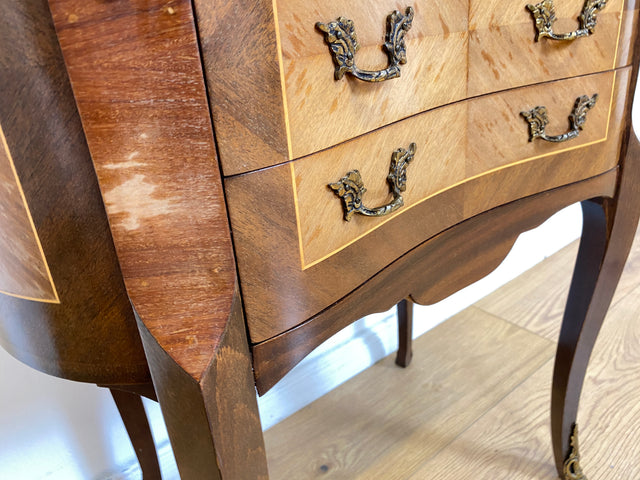 WMK # 1/2 Edle kleine 30er Jahre Kommode im Louis XV Stil mit Intarsien, Marmor & Messing # Nachttisch Nachtkommode Nachtschrank Beistelltisch Boulle Kingswood Bedside Chest Barock Rokoko XVI Vintage