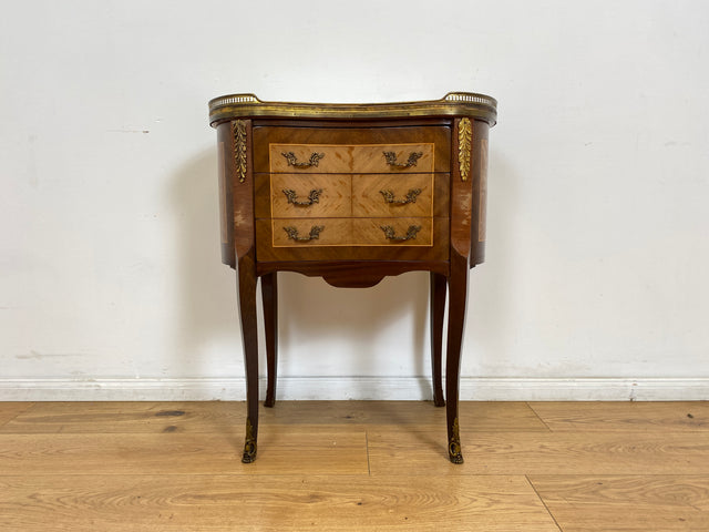 WMK # 1/2 Edle kleine 30er Jahre Kommode im Louis XV Stil mit Intarsien, Marmor & Messing # Nachttisch Nachtkommode Nachtschrank Beistelltisch Boulle Kingswood Bedside Chest Barock Rokoko XVI Vintage