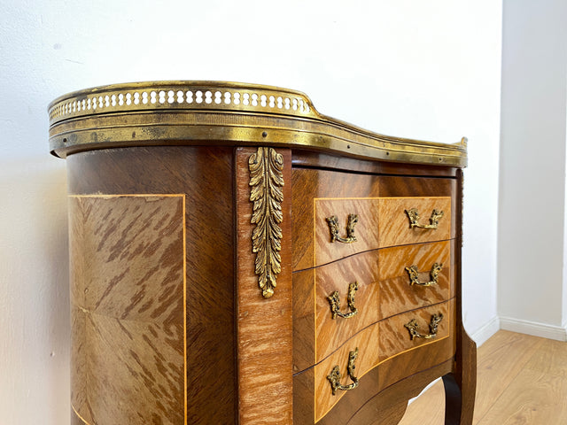 WMK # 1/2 Edle kleine 30er Jahre Kommode im Louis XV Stil mit Intarsien, Marmor & Messing # Nachttisch Nachtkommode Nachtschrank Beistelltisch Boulle Kingswood Bedside Chest Barock Rokoko XVI Vintage