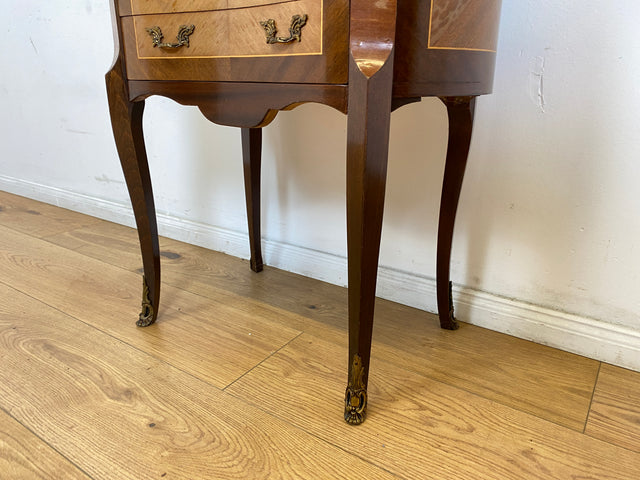 WMK # 1/2 Edle kleine 30er Jahre Kommode im Louis XV Stil mit Intarsien, Marmor & Messing # Nachttisch Nachtkommode Nachtschrank Beistelltisch Boulle Kingswood Bedside Chest Barock Rokoko XVI Vintage
