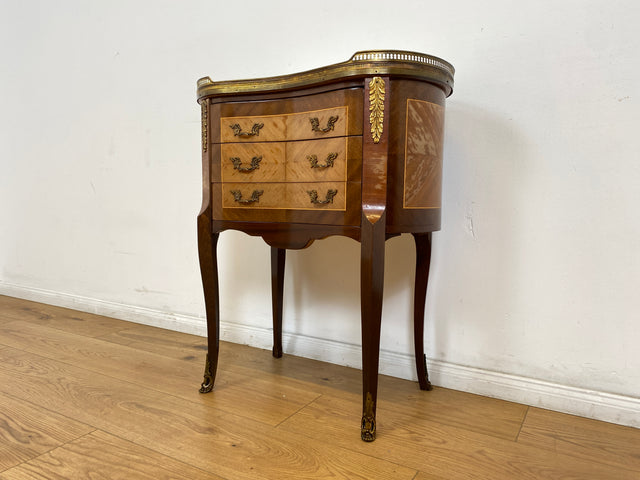 WMK # 1/2 Edle kleine 30er Jahre Kommode im Louis XV Stil mit Intarsien, Marmor & Messing # Nachttisch Nachtkommode Nachtschrank Beistelltisch Boulle Kingswood Bedside Chest Barock Rokoko XVI Vintage