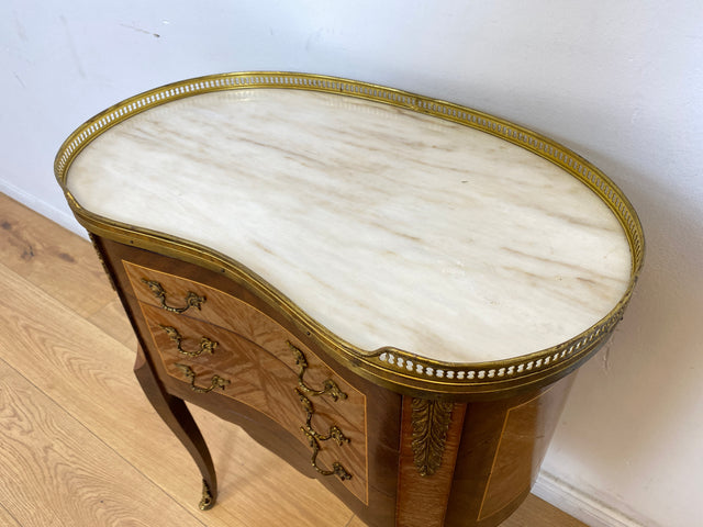 WMK # Edle kleine 30er Jahre Kommode im Louis XV Stil mit Intarsien, Marmor & Messing # Nachttisch Nachtkommode Nachtschrank Beistelltisch Boulle Kingswood Bedside Chest Barock Rokoko XVI Vintage