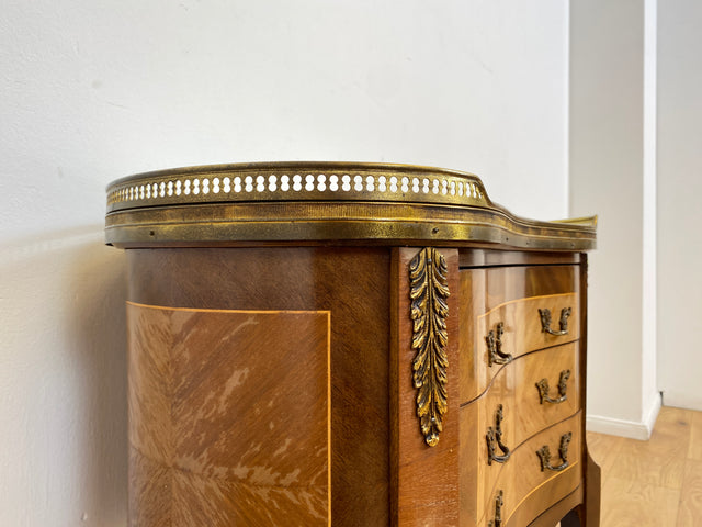 WMK # 1/2 Edle kleine 30er Jahre Kommode im Louis XV Stil mit Intarsien, Marmor & Messing # Nachttisch Nachtkommode Nachtschrank Beistelltisch Boulle Kingswood Bedside Chest Barock Rokoko XVI Vintage