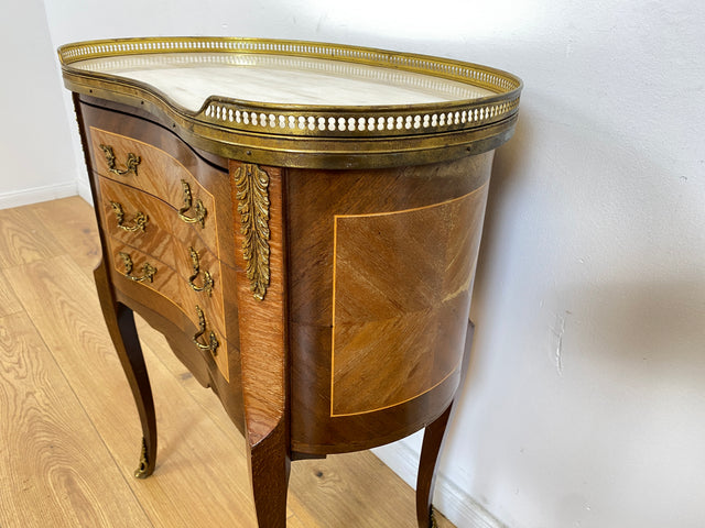 WMK # 1/2 Edle kleine 30er Jahre Kommode im Louis XV Stil mit Intarsien, Marmor & Messing # Nachttisch Nachtkommode Nachtschrank Beistelltisch Boulle Kingswood Bedside Chest Barock Rokoko XVI Vintage