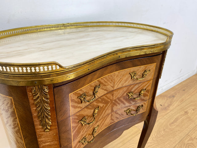 WMK # 1/2 Edle kleine 30er Jahre Kommode im Louis XV Stil mit Intarsien, Marmor & Messing # Nachttisch Nachtkommode Nachtschrank Beistelltisch Boulle Kingswood Bedside Chest Barock Rokoko XVI Vintage