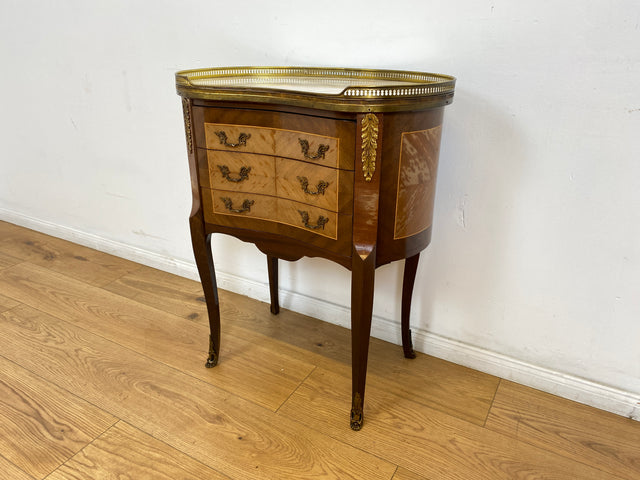 WMK # 1/2 Edle kleine 30er Jahre Kommode im Louis XV Stil mit Intarsien, Marmor & Messing # Nachttisch Nachtkommode Nachtschrank Beistelltisch Boulle Kingswood Bedside Chest Barock Rokoko XVI Vintage