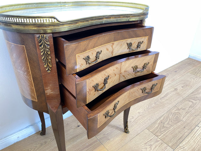 WMK # 1/2 Edle kleine 30er Jahre Kommode im Louis XV Stil mit Intarsien, Marmor & Messing # Nachttisch Nachtkommode Nachtschrank Beistelltisch Boulle Kingswood Bedside Chest Barock Rokoko XVI Vintage