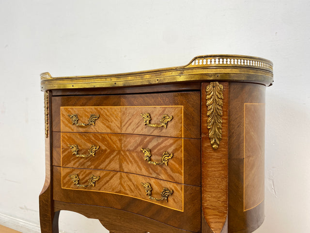 WMK # 1/2 Edle kleine 30er Jahre Kommode im Louis XV Stil mit Intarsien, Marmor & Messing # Nachttisch Nachtkommode Nachtschrank Beistelltisch Boulle Kingswood Bedside Chest Barock Rokoko XVI Vintage