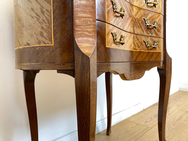 WMK # 1/2 Edle kleine 30er Jahre Kommode im Louis XV Stil mit Intarsien, Marmor & Messing # Nachttisch Nachtkommode Nachtschrank Beistelltisch Boulle Kingswood Bedside Chest Barock Rokoko XVI Vintage