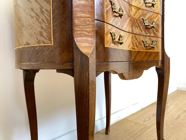 WMK # Edle kleine 30er Jahre Kommode im Louis XV Stil mit Intarsien, Marmor & Messing # Nachttisch Nachtkommode Nachtschrank Beistelltisch Boulle Kingswood Bedside Chest Barock Rokoko XVI Vintage