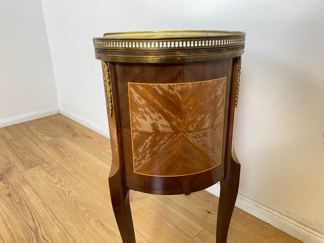 WMK # 1/2 Edle kleine 30er Jahre Kommode im Louis XV Stil mit Intarsien, Marmor & Messing # Nachttisch Nachtkommode Nachtschrank Beistelltisch Boulle Kingswood Bedside Chest Barock Rokoko XVI Vintage