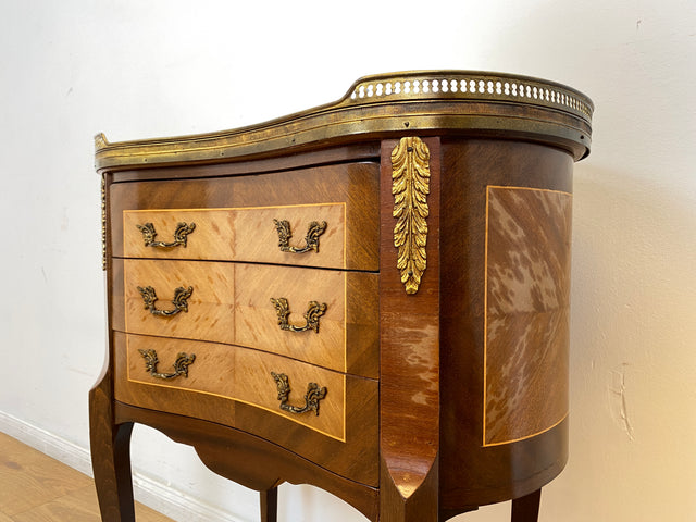WMK # 1/2 Edle kleine 30er Jahre Kommode im Louis XV Stil mit Intarsien, Marmor & Messing # Nachttisch Nachtkommode Nachtschrank Beistelltisch Boulle Kingswood Bedside Chest Barock Rokoko XVI Vintage