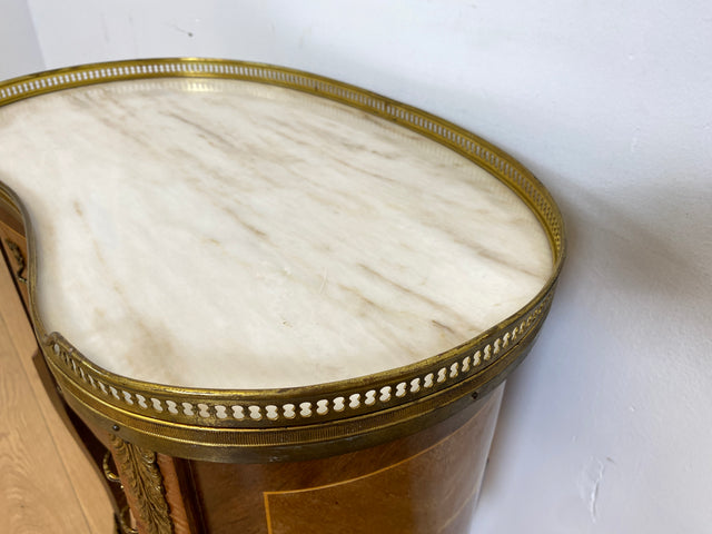 WMK # 1/2 Edle kleine 30er Jahre Kommode im Louis XV Stil mit Intarsien, Marmor & Messing # Nachttisch Nachtkommode Nachtschrank Beistelltisch Boulle Kingswood Bedside Chest Barock Rokoko XVI Vintage