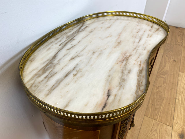WMK # 1/2 Edle kleine 30er Jahre Kommode im Louis XV Stil mit Intarsien, Marmor & Messing # Nachttisch Nachtkommode Nachtschrank Beistelltisch Boulle Kingswood Bedside Chest Barock Rokoko XVI Vintage