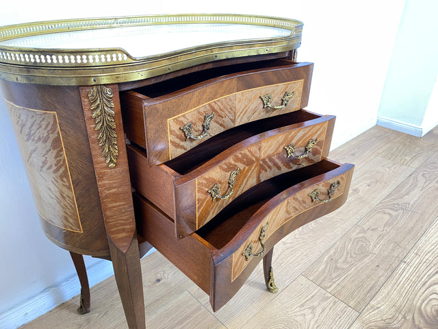 WMK # 1/2 Edle kleine 30er Jahre Kommode im Louis XV Stil mit Intarsien, Marmor & Messing # Nachttisch Nachtkommode Nachtschrank Beistelltisch Boulle Kingswood Bedside Chest Barock Rokoko XVI Vintage