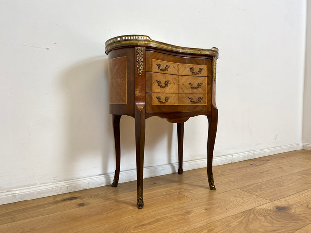 WMK # 1/2 Edle kleine 30er Jahre Kommode im Louis XV Stil mit Intarsien, Marmor & Messing # Nachttisch Nachtkommode Nachtschrank Beistelltisch Boulle Kingswood Bedside Chest Barock Rokoko XVI Vintage