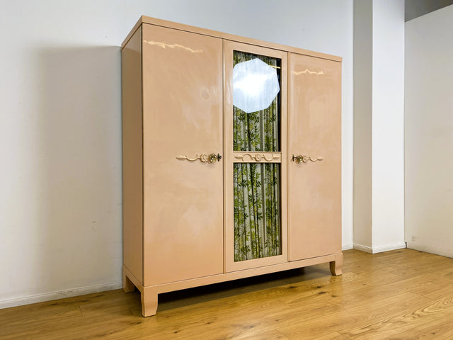 WMK # Schöner und gut erhaltener 30er Jahre Art Deco Kleiderschrank in zart Rosa aus vollem Holz mit Glastür und Vorhang # Schrank Schlafzimmerschrank Wäscheschrank Wardrobe Antik Vintage Berlin Mainz