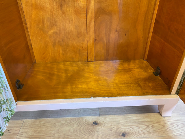 WMK # Schöner und gut erhaltener 30er Jahre Art Deco Kleiderschrank in zart Rosa aus vollem Holz mit Glastür und Vorhang # Schrank Schlafzimmerschrank Wäscheschrank Wardrobe Antik Vintage Berlin Mainz