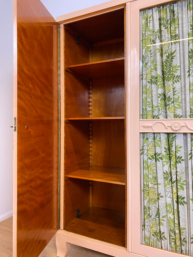 WMK # Schöner und gut erhaltener 30er Jahre Art Deco Kleiderschrank in zart Rosa aus vollem Holz mit Glastür und Vorhang # Schrank Schlafzimmerschrank Wäscheschrank Wardrobe Antik Vintage Berlin Mainz